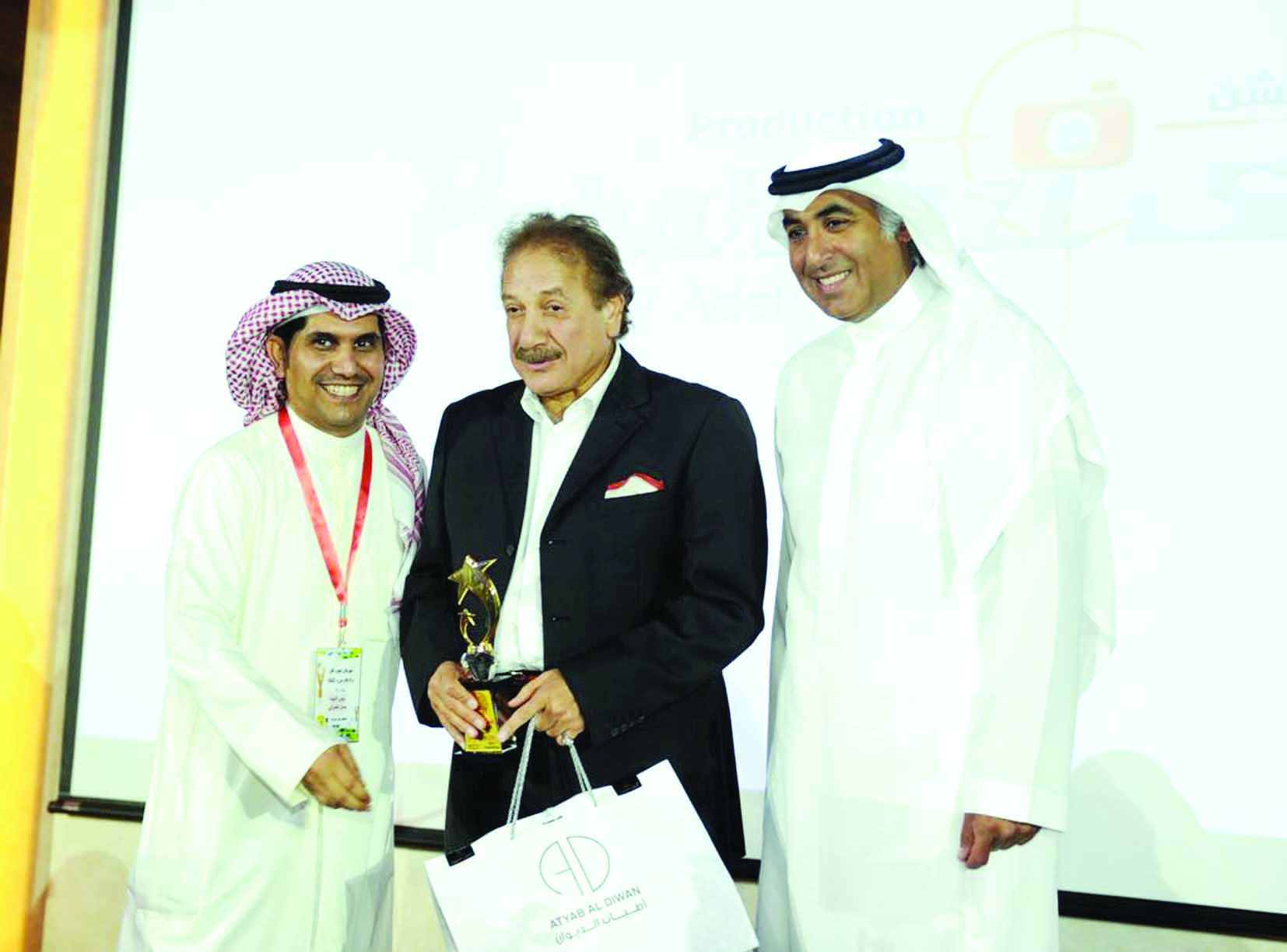 الحساوي والعدواني يكرمان محمد المنصور 