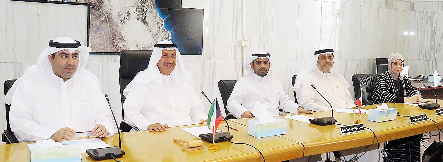 الوزير الرومي متوسطا أعضاء المجلس خلال الاجتماع