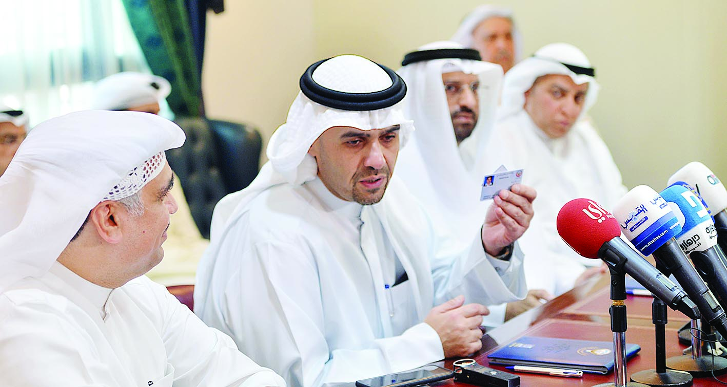 الوزير الصالح متحدثاً عن البطاقة الممغنطة الذكية