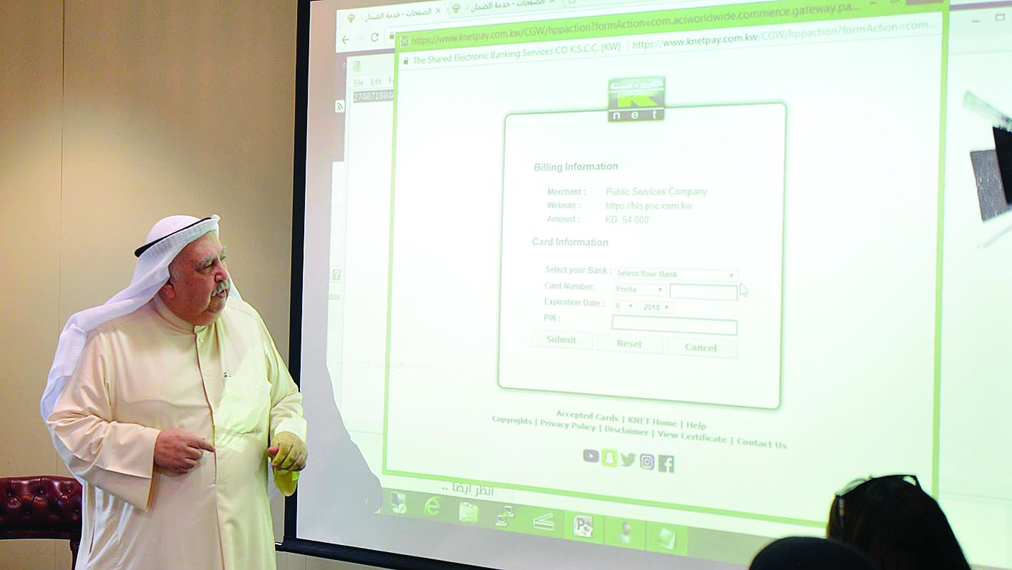 سلمان الحربي يشرح آلية الخدمة الإلكترونية