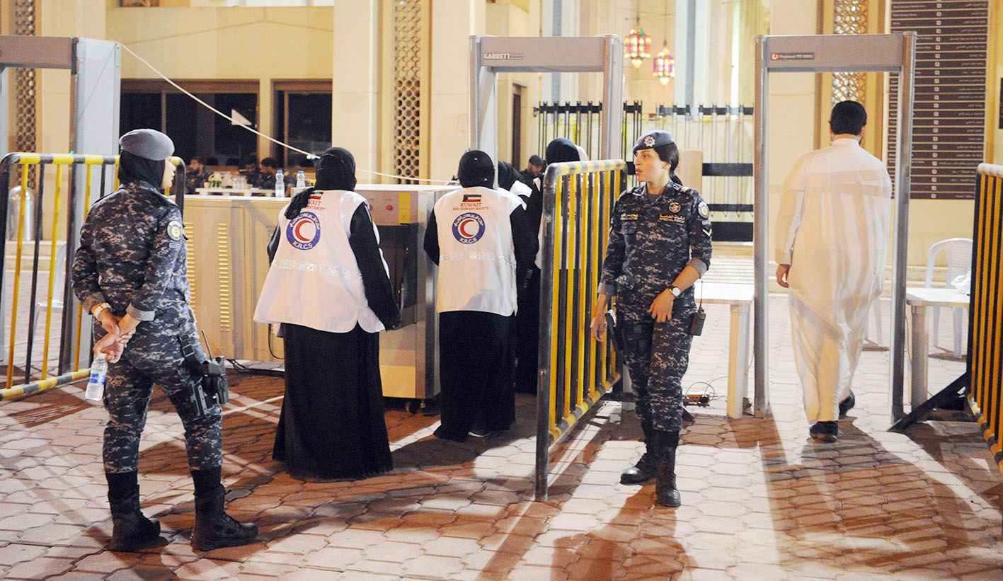 عناصر أمنية نسائية ومتطوعات من «الهلال الأحمر»