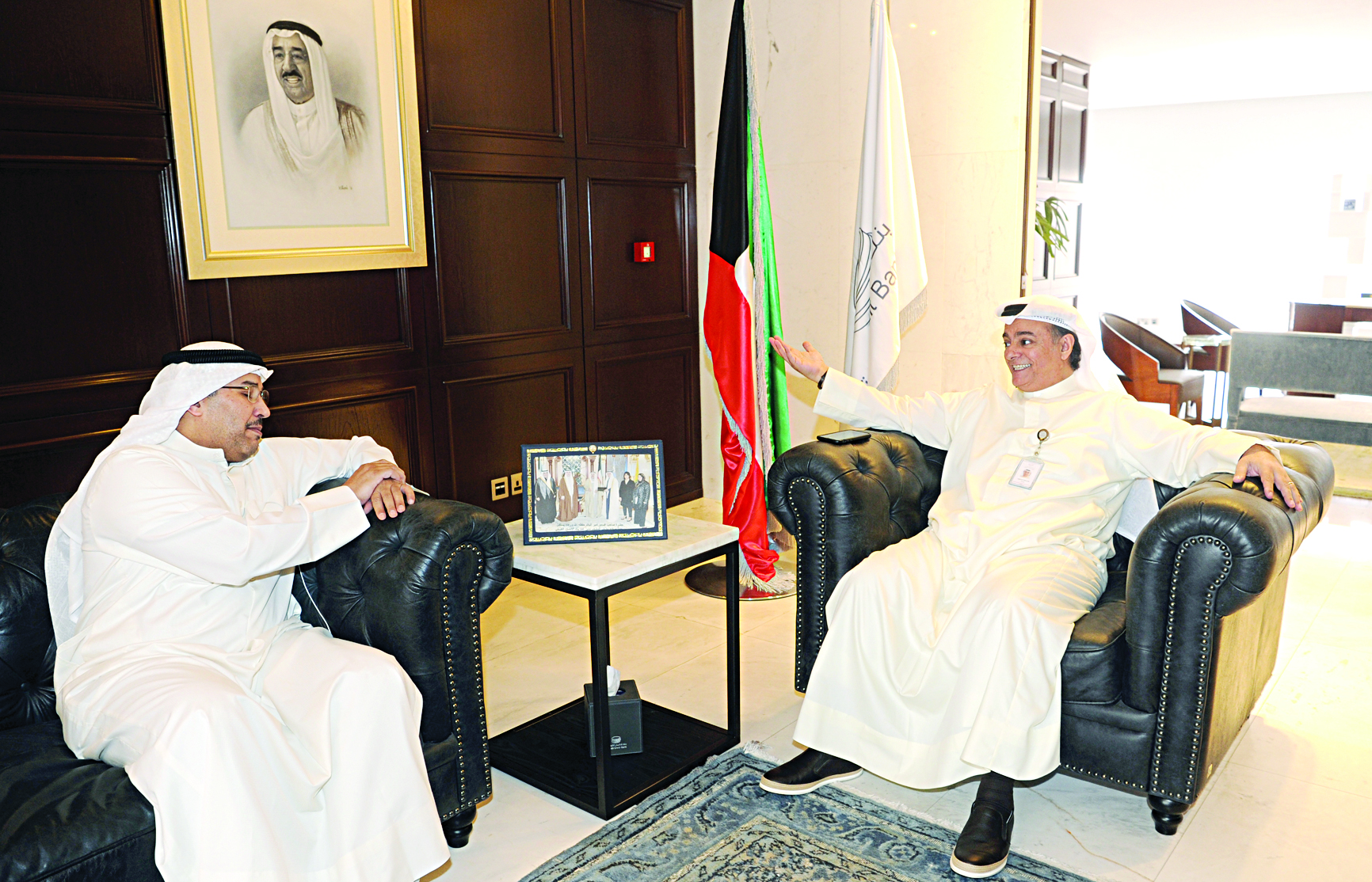 المضف متحدثاً الى الزميل وليد الهولان(تصوير طارق عزالدين) 