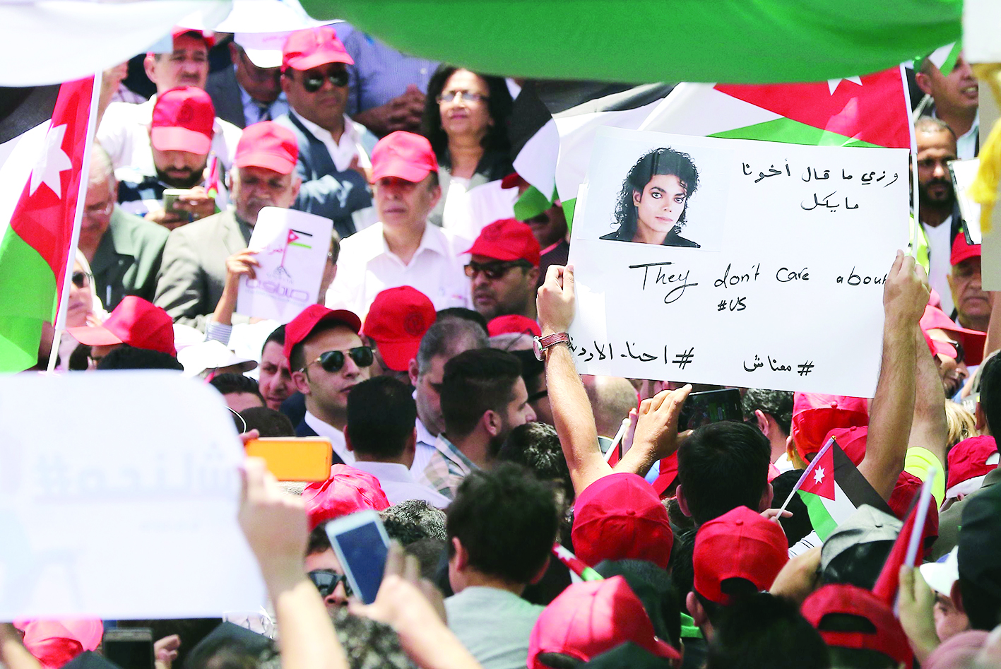 u0645u062au0638u0627u0647u0631 u064au0631u0641u0639 u0644u0627u0641u062au0629 u062au062du0645u0644 u0635u0648u0631u0629 u0648u0643u0644u0627u0645u0627u064b u0644u0645u0627u064au0643u0644 u062cu0627u0643u0633u0648u0646 u062eu0644u0627u0644 u0645u0633u064au0631u0629 u0641u064a u0639u0645u0651u0627u0646 u0623u0645u0633t (u0627 u0641 u0628)