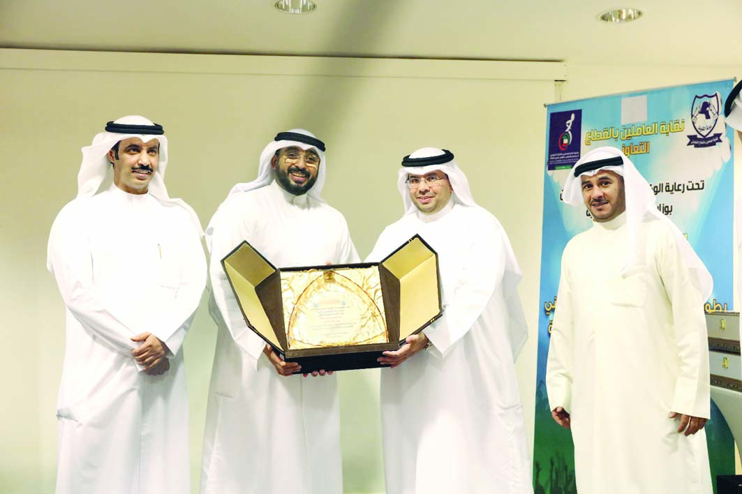 شعيب يتسلم درعاً تذكارية