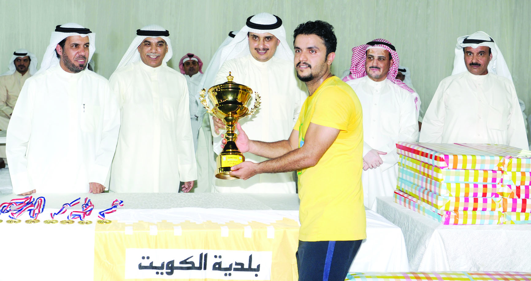 تسليم الكأس لكابتن الفريق الفائز بدورة البلدية الرمضانية