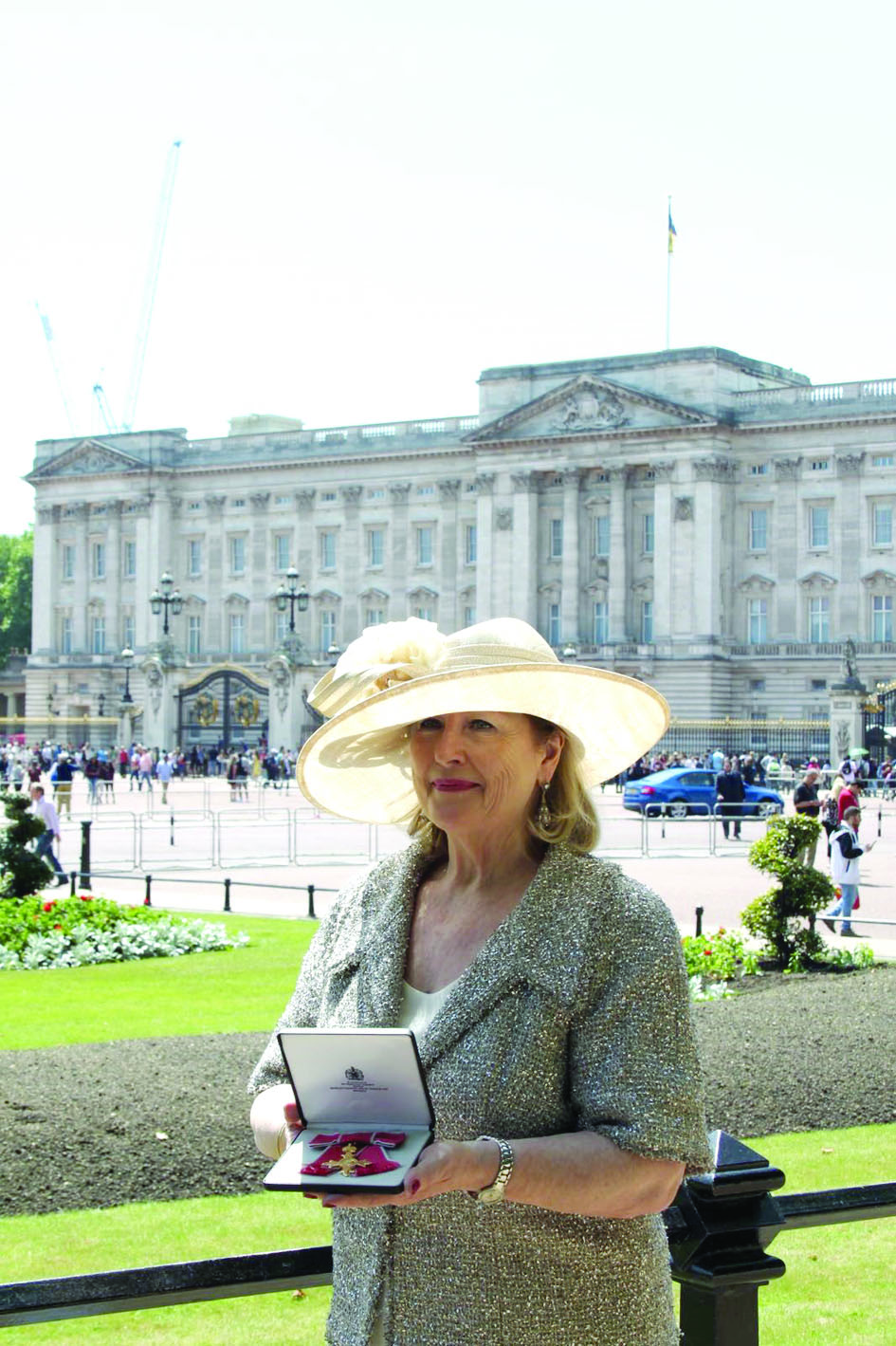 مارغريت الساير تحمل الوسام أمام القصر الملكي 