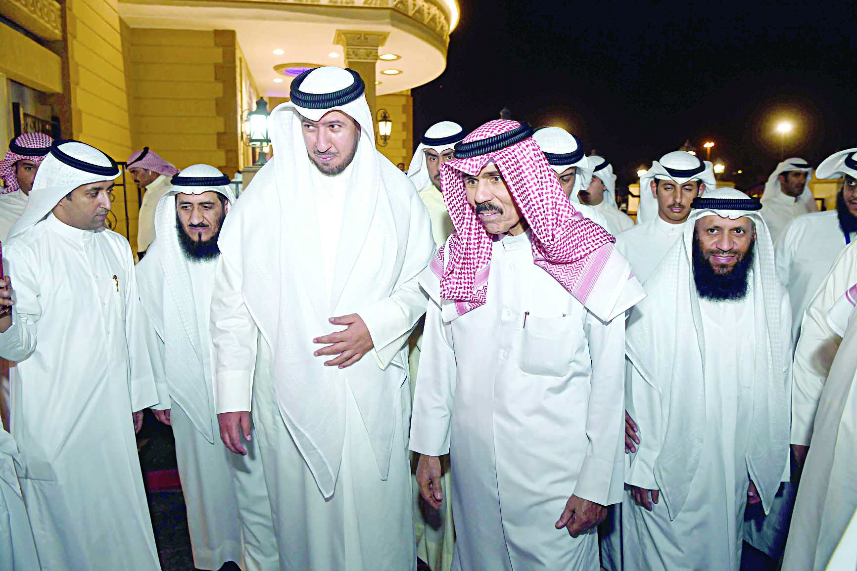 سمو ولي العهد والوزير العفاسي في مسجد بلال بن رباح 		(تصوير بسام زيدان)