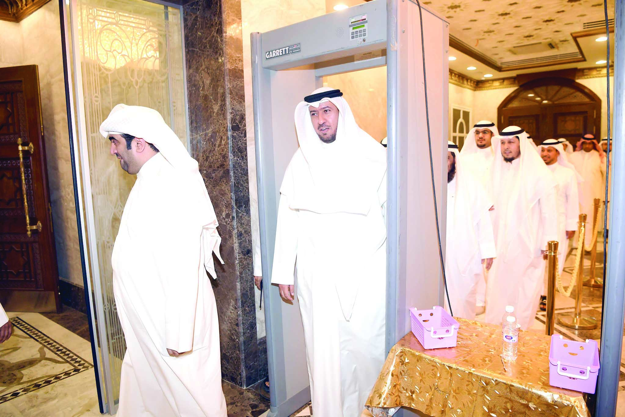 الروضان والعفاسي يمران عبر جهاز التفتيش