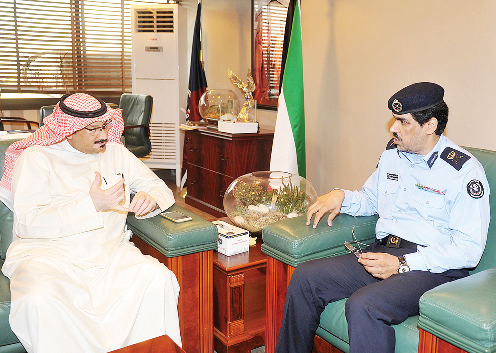 اللواء خالد فهد متحدثاًَ للزميل ناصر الفرحان 	(تصوير سعد هنداوي)