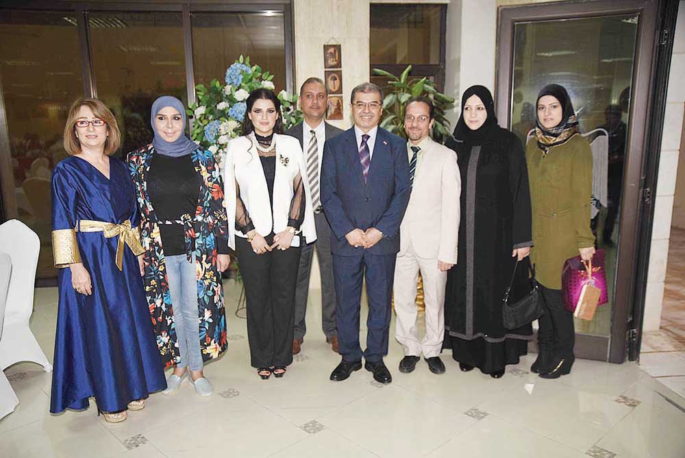 u0627u0644u0633u0641u064au0631 u0645u0639 u0639u062fu062f u0645u0646 u0623u0628u0646u0627u0621 u0627u0644u062cu0627u0644u064au0629 u0627u0644u0639u0631u0627u0642u064au0629 