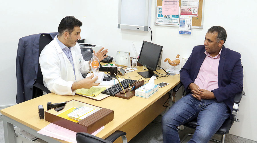 الدوخي متحدثاً إلى الزميل عمر العلاس (تصوير بسام زيدان)