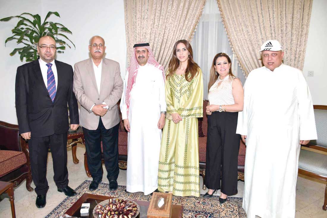 السفير أبوشتال متوسطاً عدداً من الإعلاميين