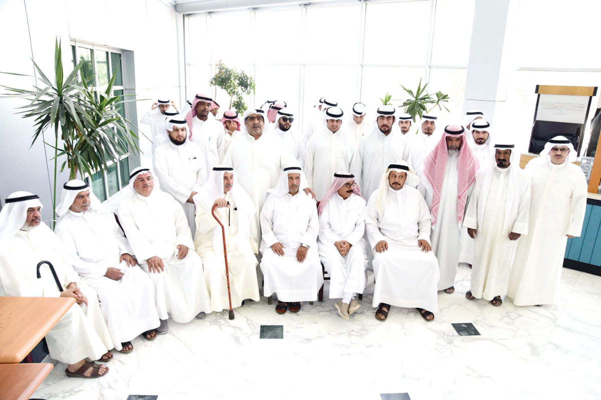 عدد من المعتصمين أمام مكتب مدير هيئة الصناعة