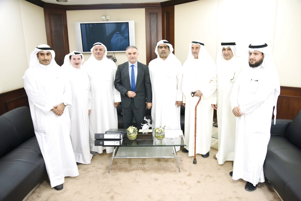 تقي مع بعض المعتصمين 