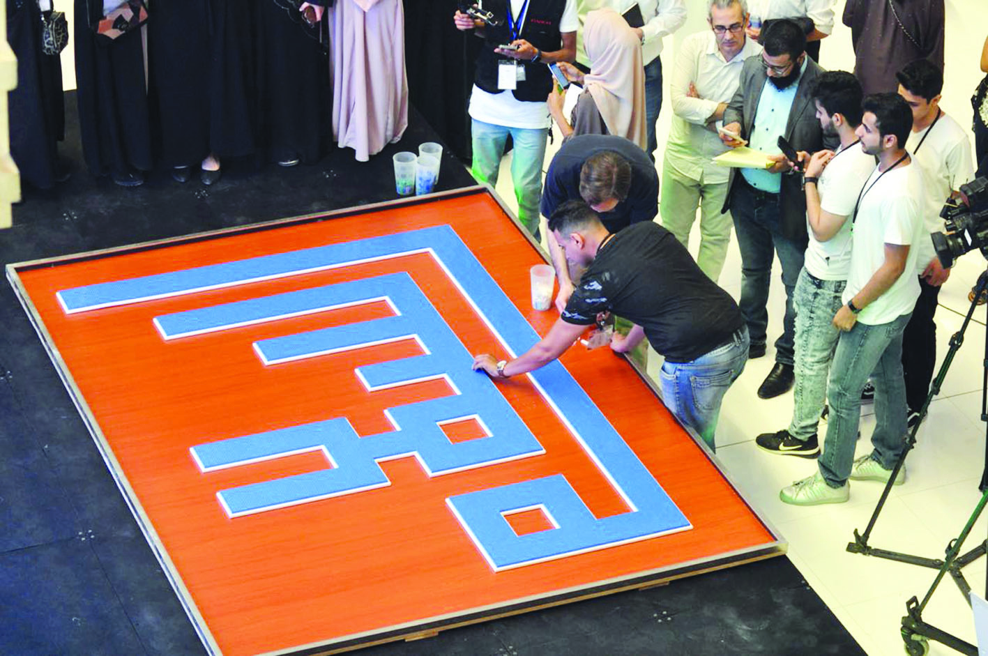 وضع اللمسات الأخيرة على اللوحة