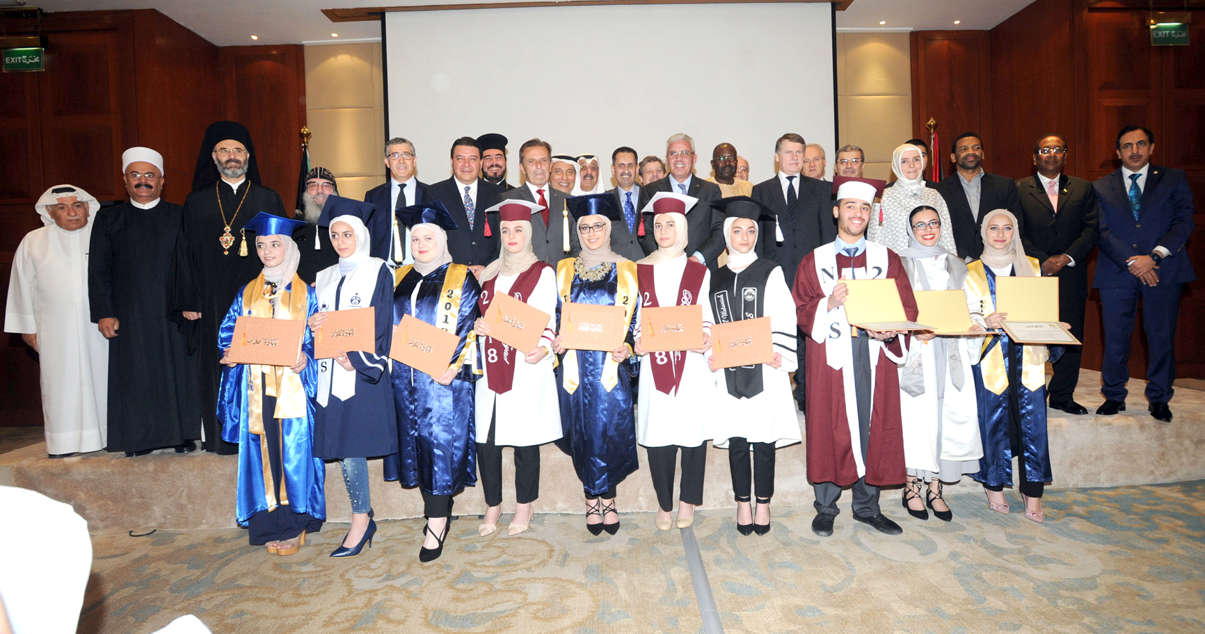 الطلبة الفلسطينيون المتفوقون والمحتفون بهم (تصوير كرم ذياب)