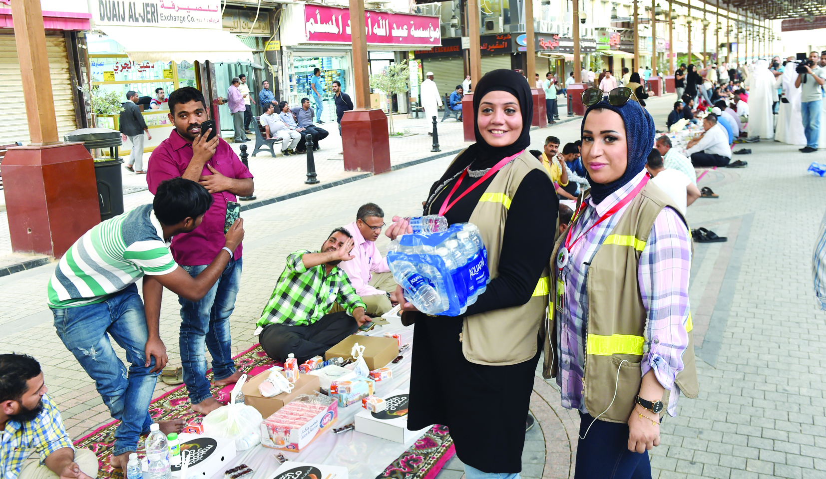 متطوعتان توزعان المياه