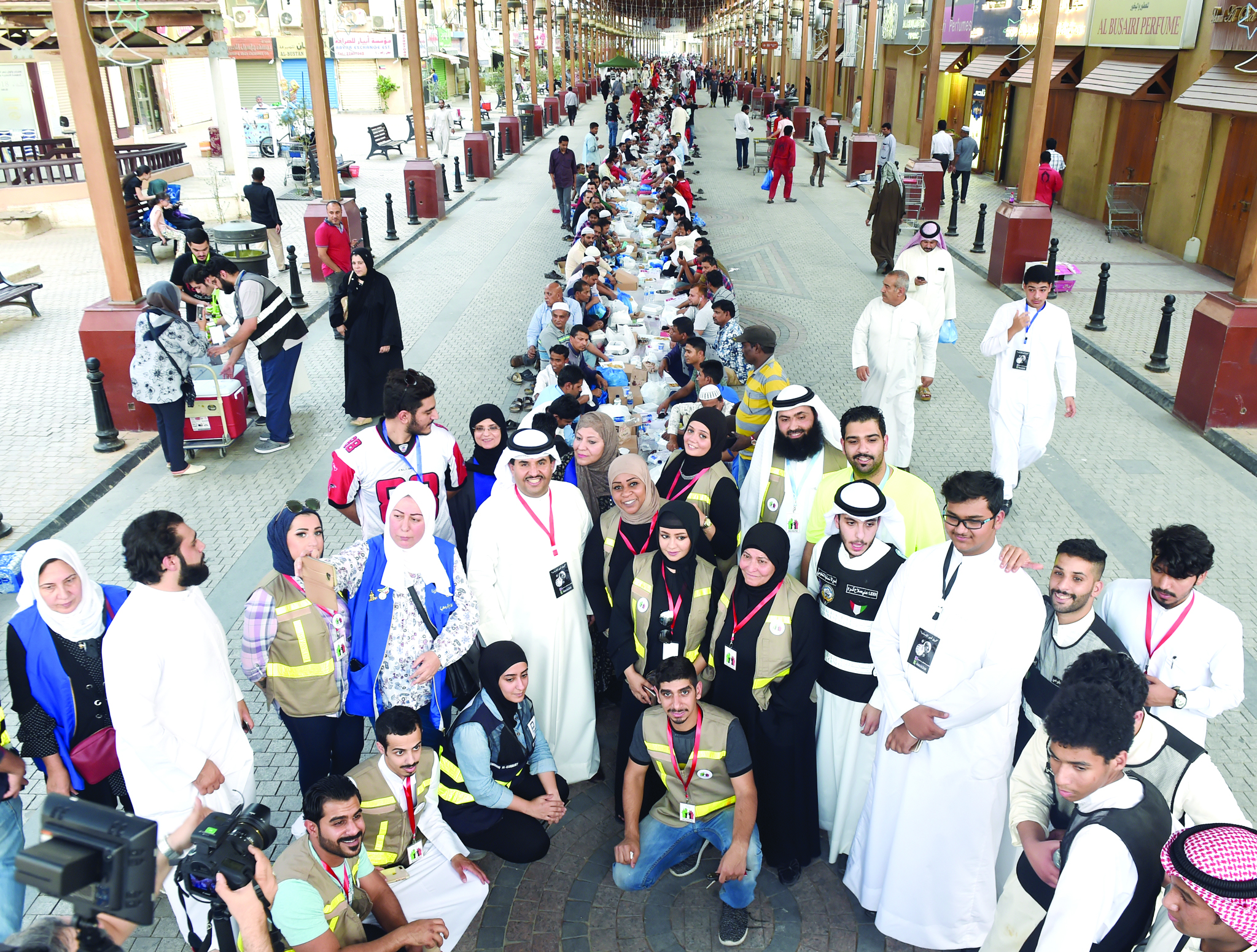 دعيج الخليفة والفرق التطوعية أمام المائدة