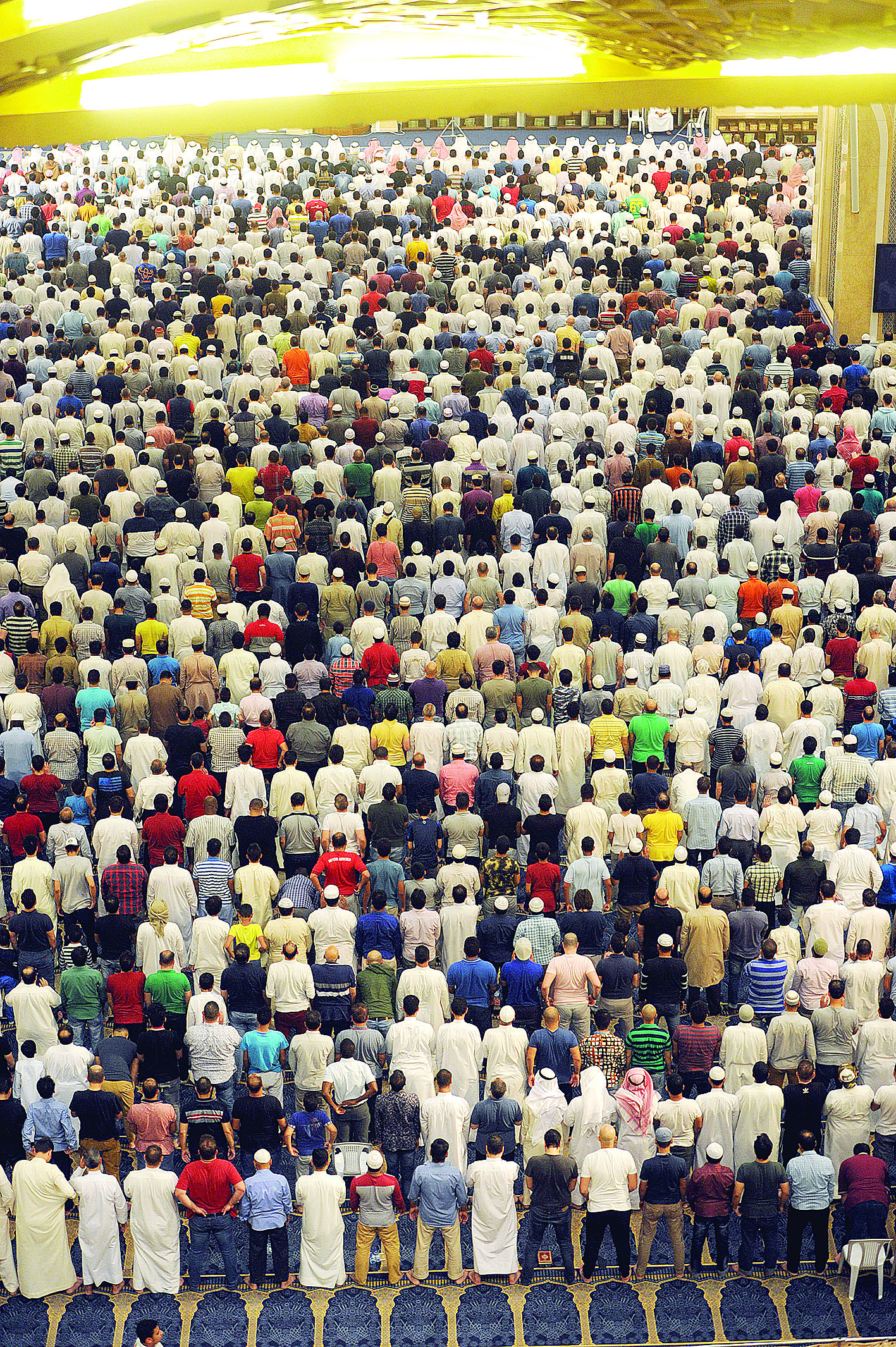 مصلون في المسجد الكبير 	(تصوير طارق عزالدين)