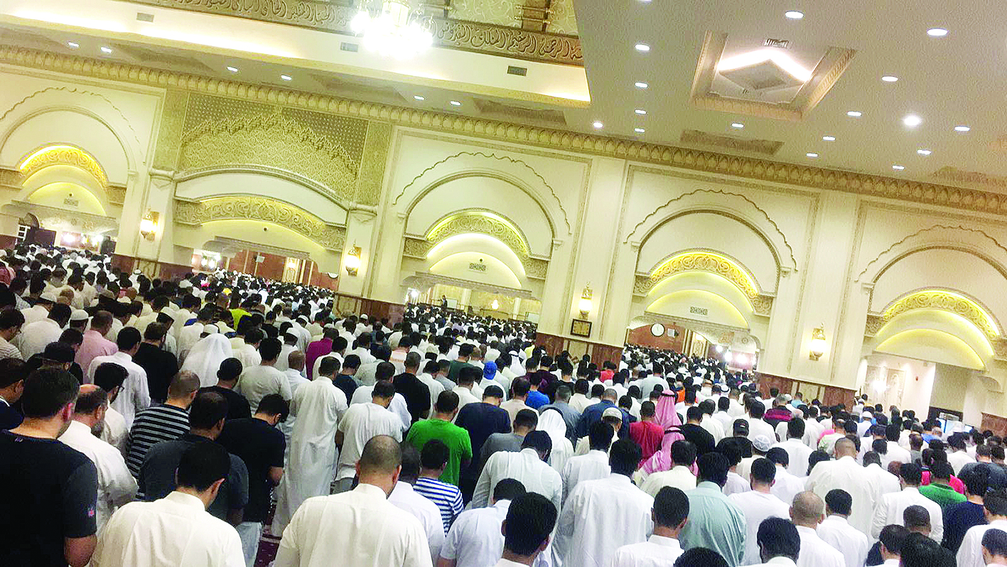 المصلون داخل مسجد بلال