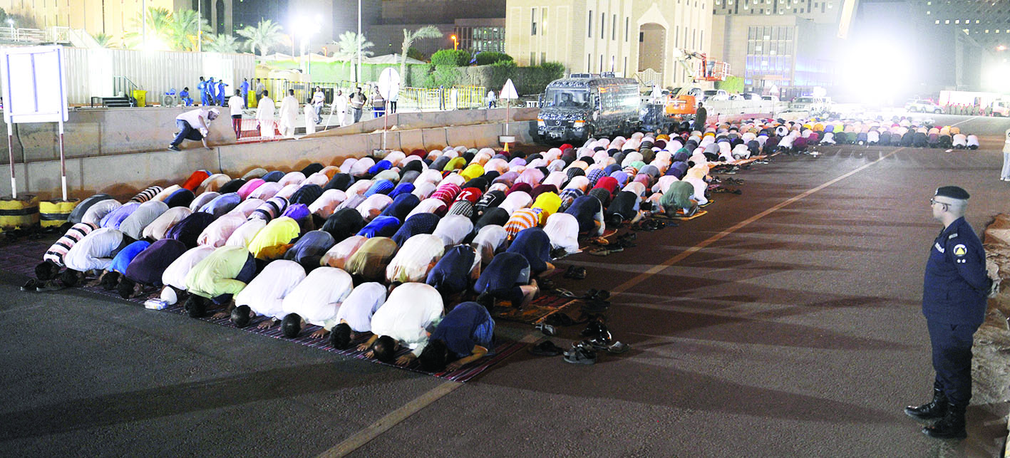 مصلون في الساحات الخارجية للمسجد الكبير... والطراح متفقداً 