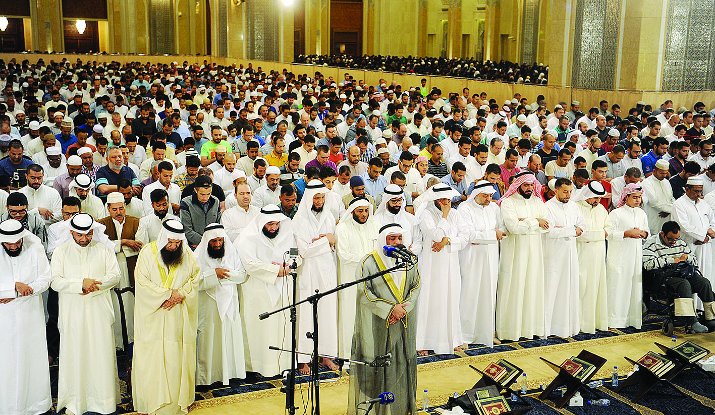 الكندري إماما للمصلين في المسجد الكبير