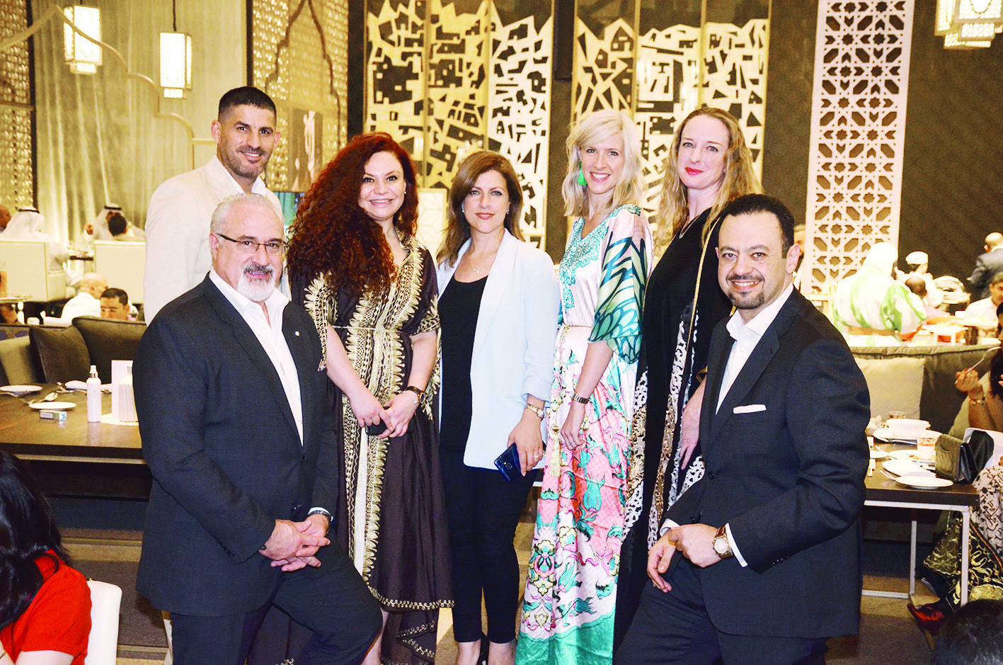 غاردان مع فريق الفندق و«تراكس»