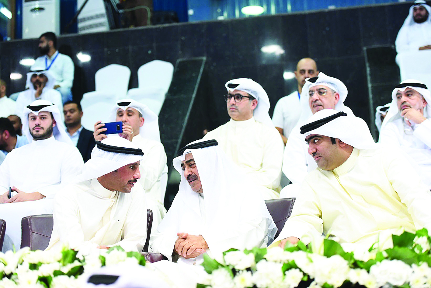 مرزوق الغانم في حديث مع ناصر الروضان ويبدو خالد الروضان 