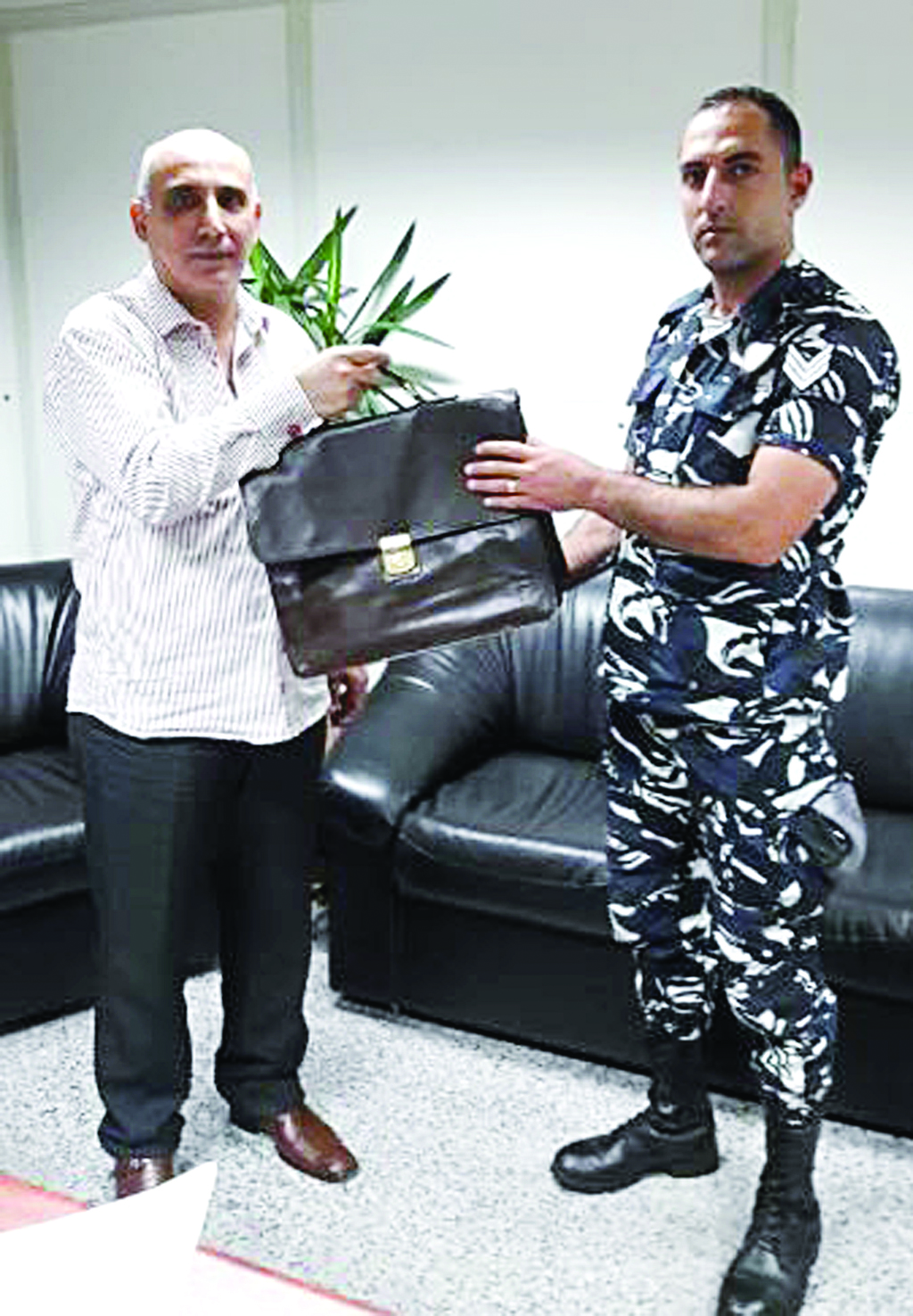 u0627u0644u0644u0628u0646u0627u0646u064a u062du0633u0646 u0634u0627u0647u064au0646 u064au062au0633u0644u0651u0645 u062du0642u064au0628u062au0647