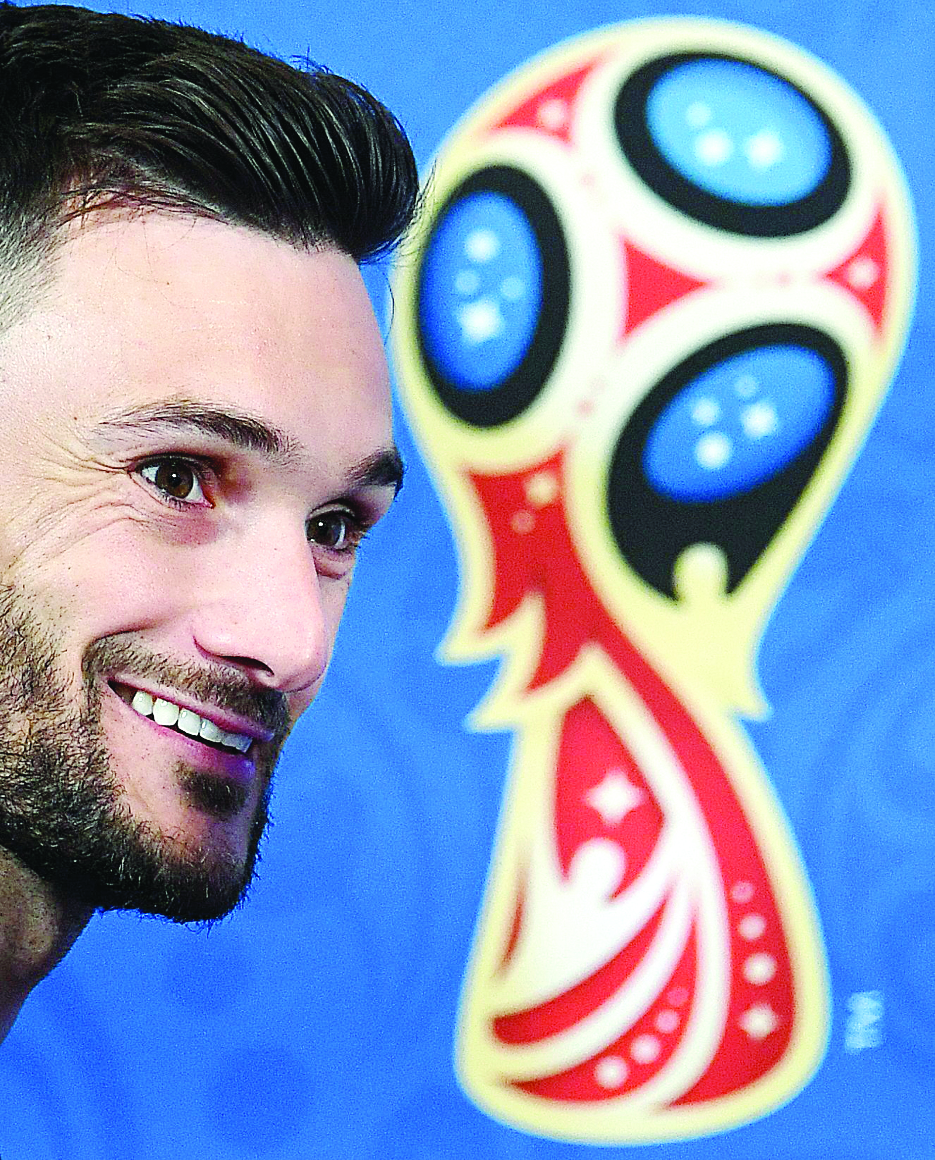 حارس فرنسا هوغو لوريس خلال مؤتمر صحافي قبل المباراة أمس  (أ ف ب)