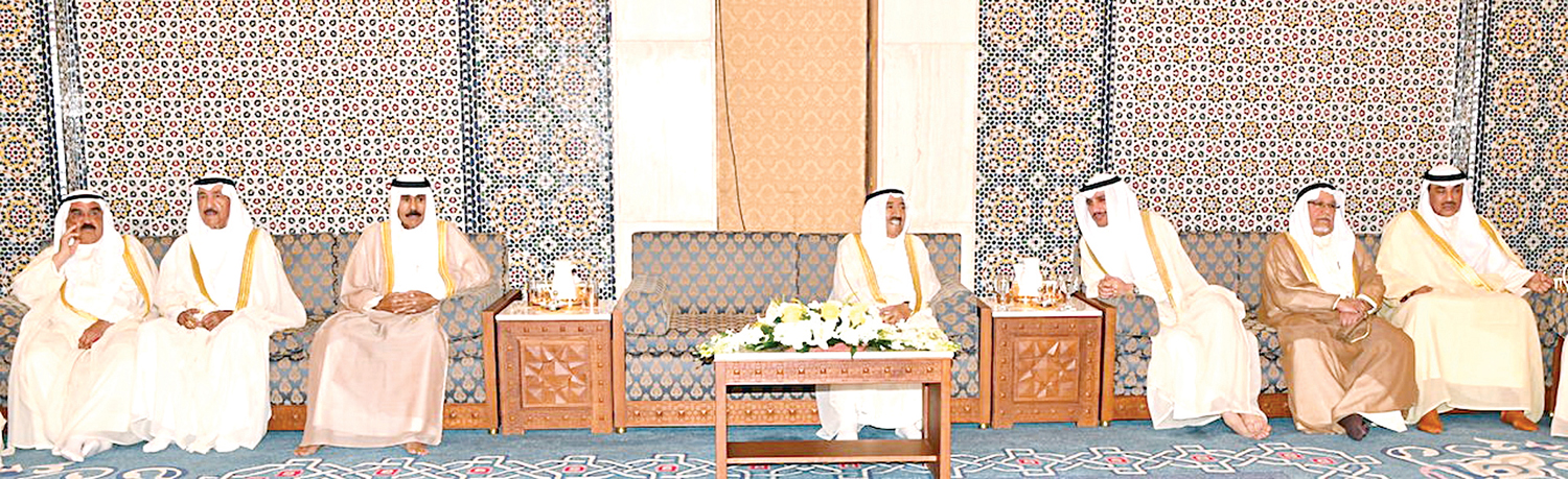 صاحب السمو متوسطاً ولي العهد والغانم وجابرالعبدالله وفيصل السعود وعلي الجراح وصباح الخالد 