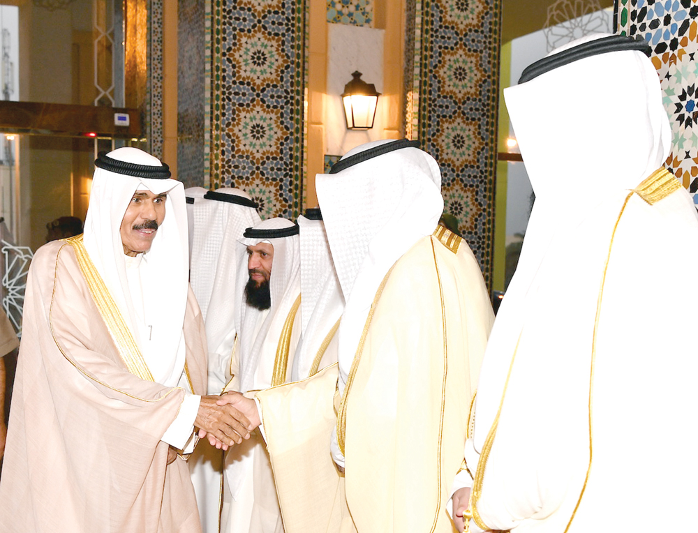 ولي العهد مصافحاً المهنئين