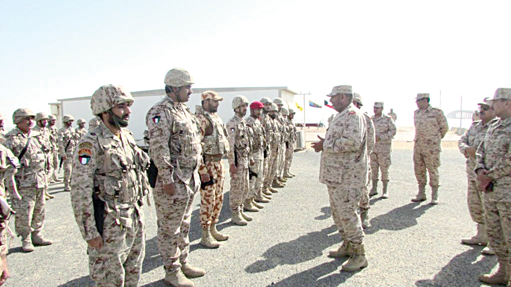 آمر القوة متحدثاً إلى ضباطها وأفرادها 