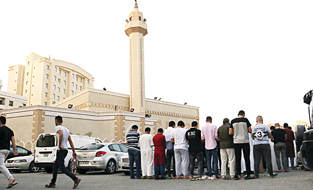 u0645u0635u0644u0648u0646 u0641u064a u0627u0644u0633u0627u062du0629 u0627u0644u062eu0627u0631u062cu064au0629 u0644u0623u062du062f u0627u0644u0645u0633u0627u062cu062f  t    (u062au0635u0648u064au0631 u0628u0633u0627u0645 u0632u064au062fu0627u0646)