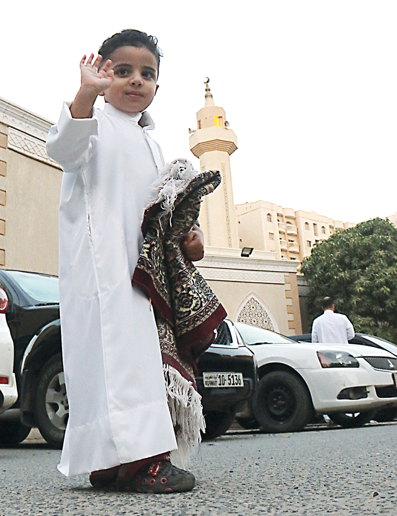 الصغار أدوا صلاة العيد أيضاً