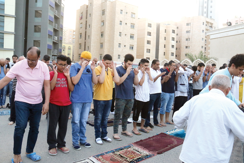 في باحة أحد المساجد