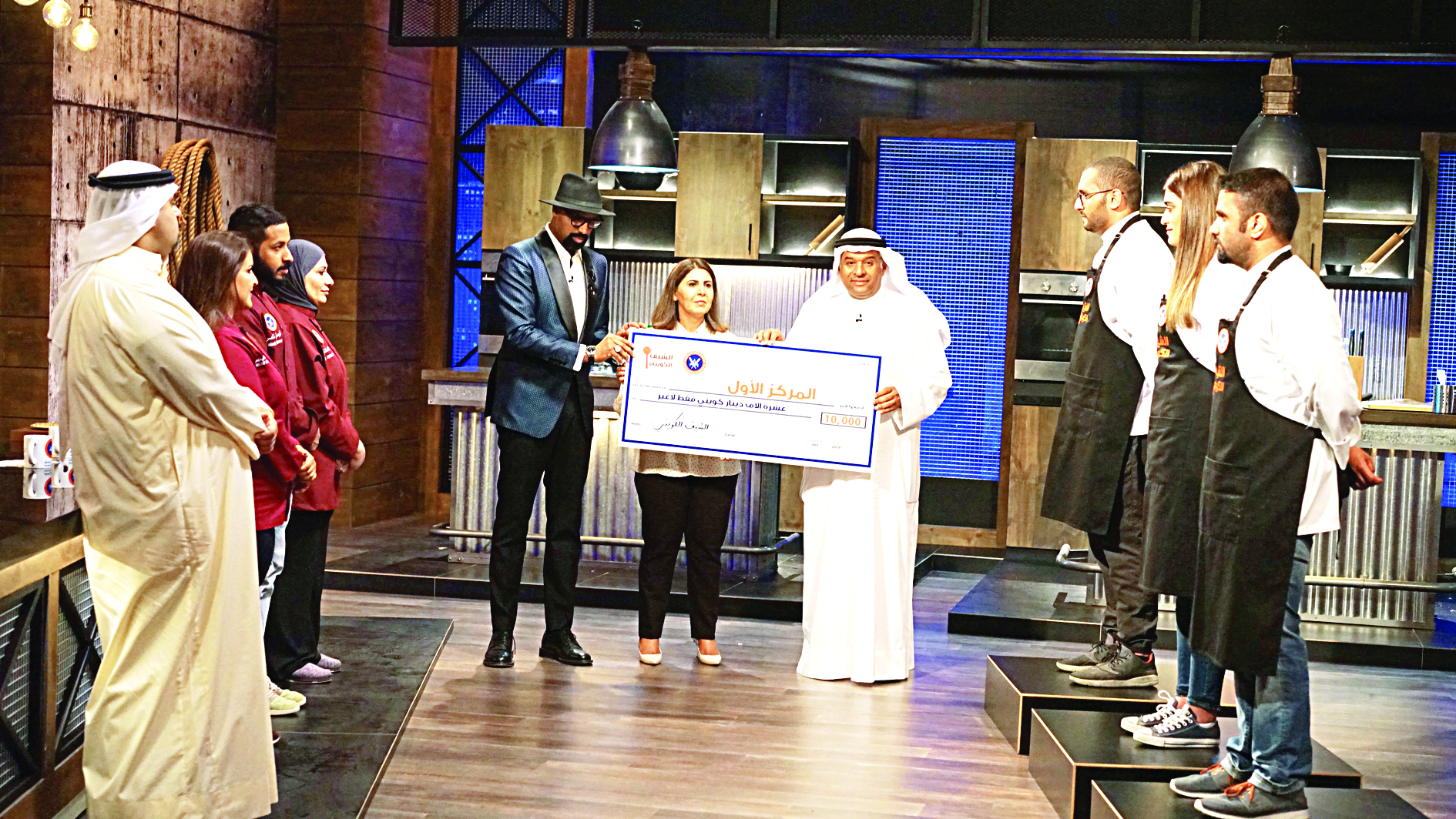 الرئيس التنفيذي لشركة «المطاحن الكويتية» مطلق الزايد ومديرة إدارة التسويق ساهرة الحميضي يكرّمان الفائزين 