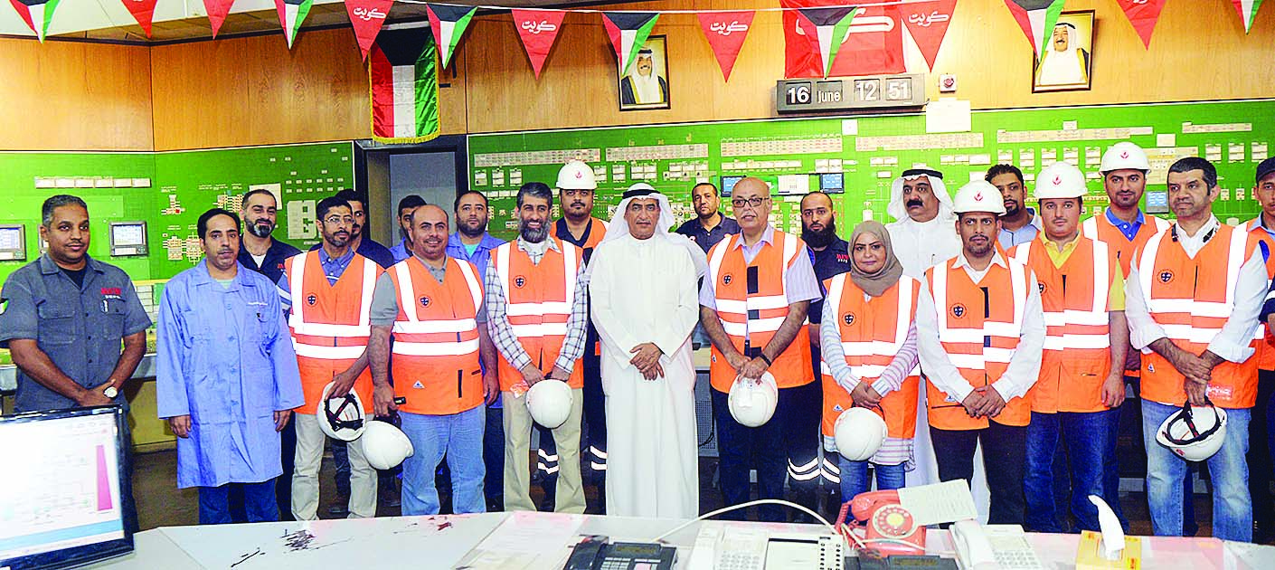 ... ومجموعة أخرى من طاقم العمل