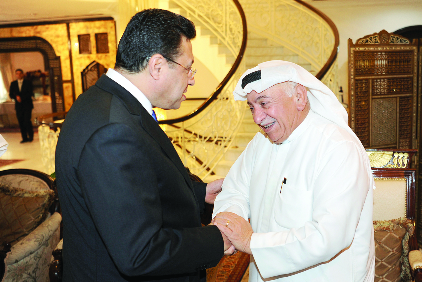 غريب مهنئاً السفير القوني بالعيد                                             (تصوير طارق عزالدين)