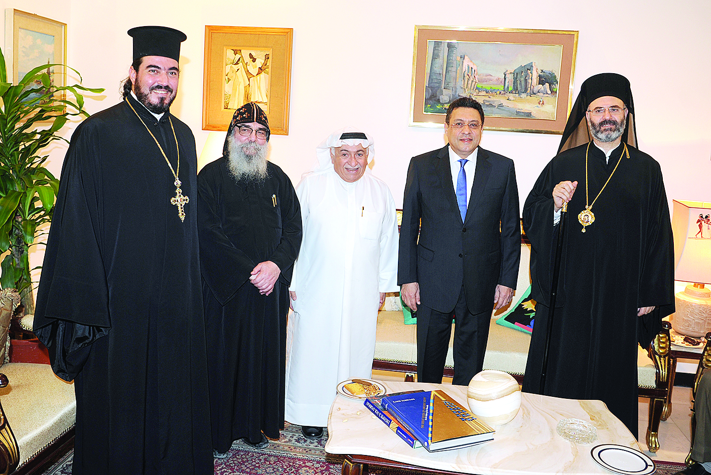 القوني متوسطاً غريب والأنبا بيشوي ورجلي دين 