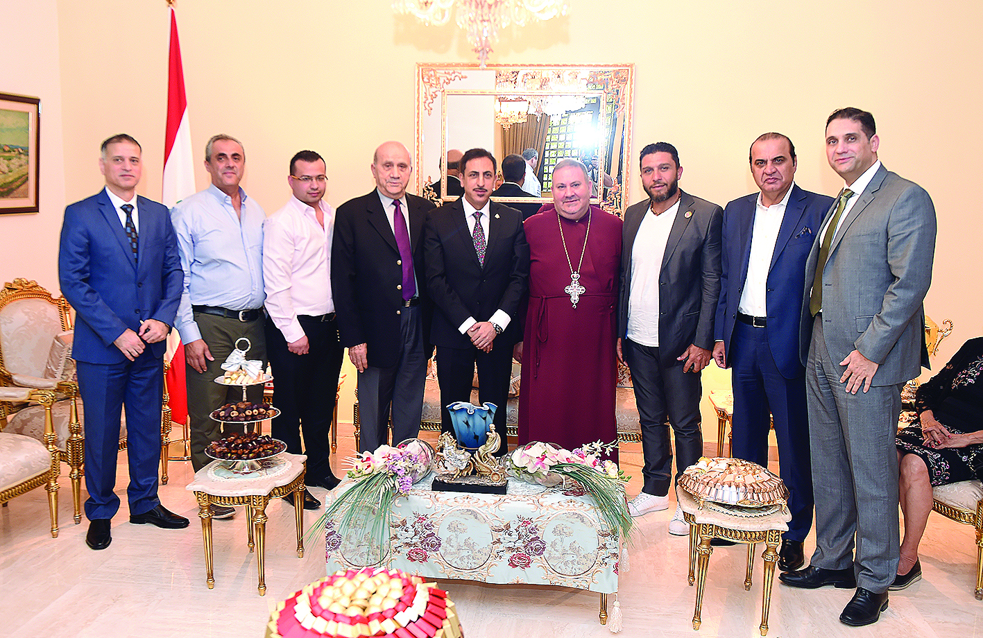 السفير خير متوسطاً عدداً من المهنئين