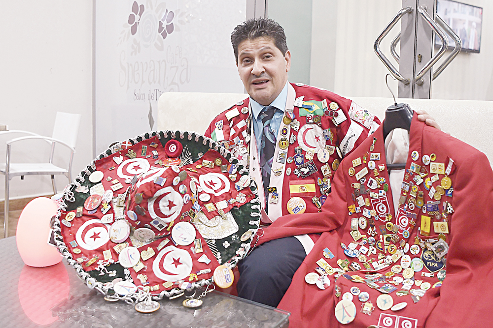 حسني المنوبي يعرض سترته وقبعته  (أ ف ب)