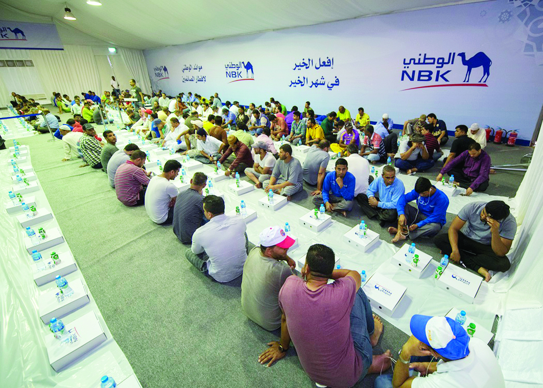 حضور حاشد في خيمة «الوطني»