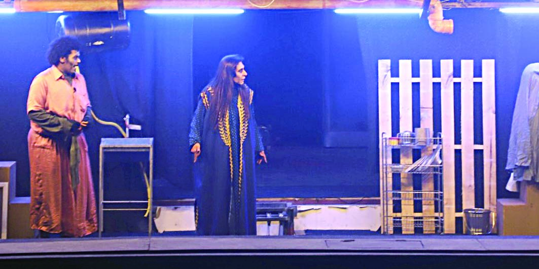 مشهد من «موجب»