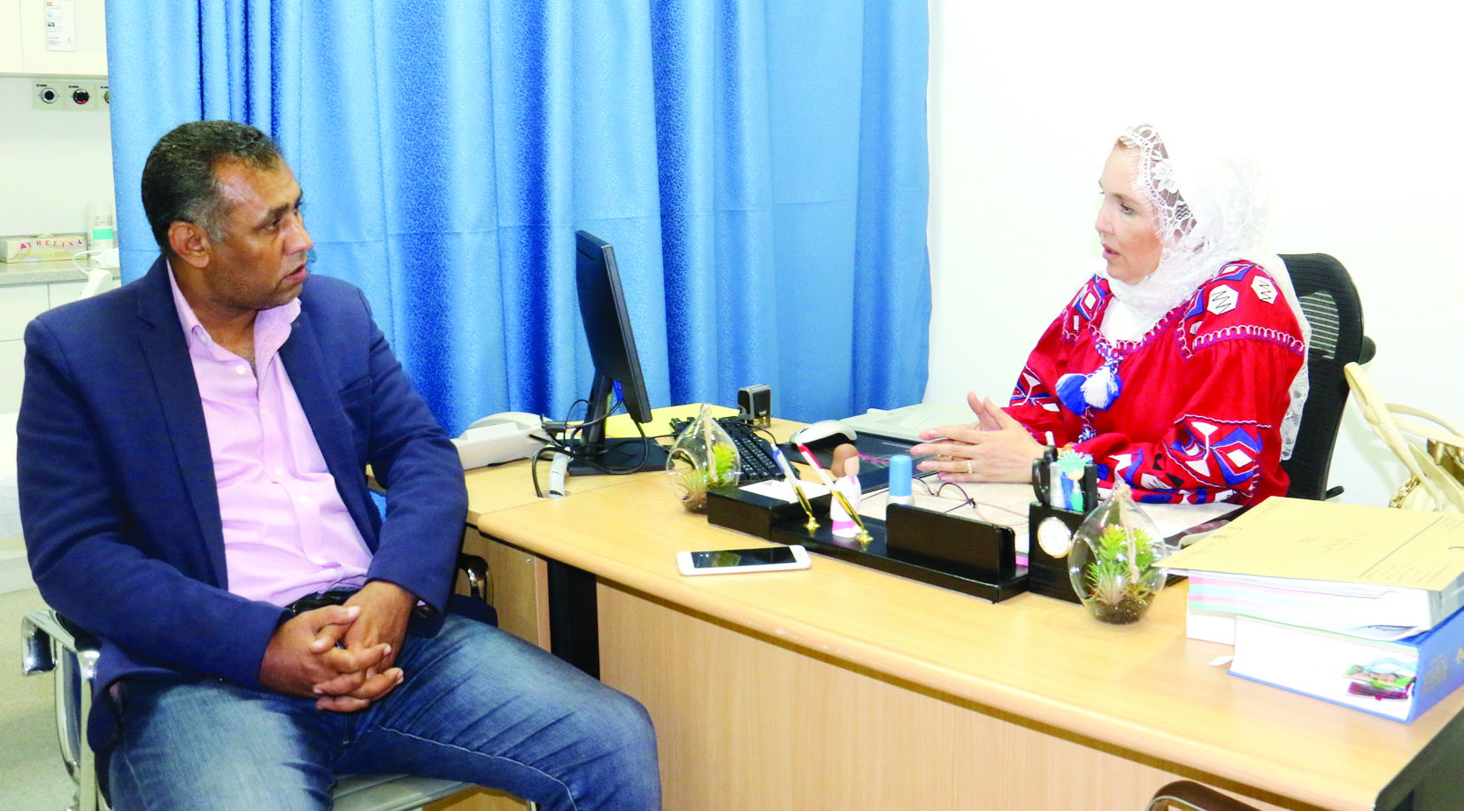 طراب تتحدث للزميل عمر العلاس 	(تصوير بسام زيدان)