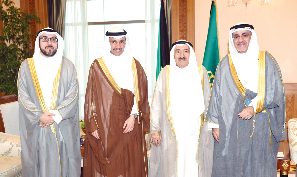 سمو الأمير متوسطاً الغانم وأبل والشاهين