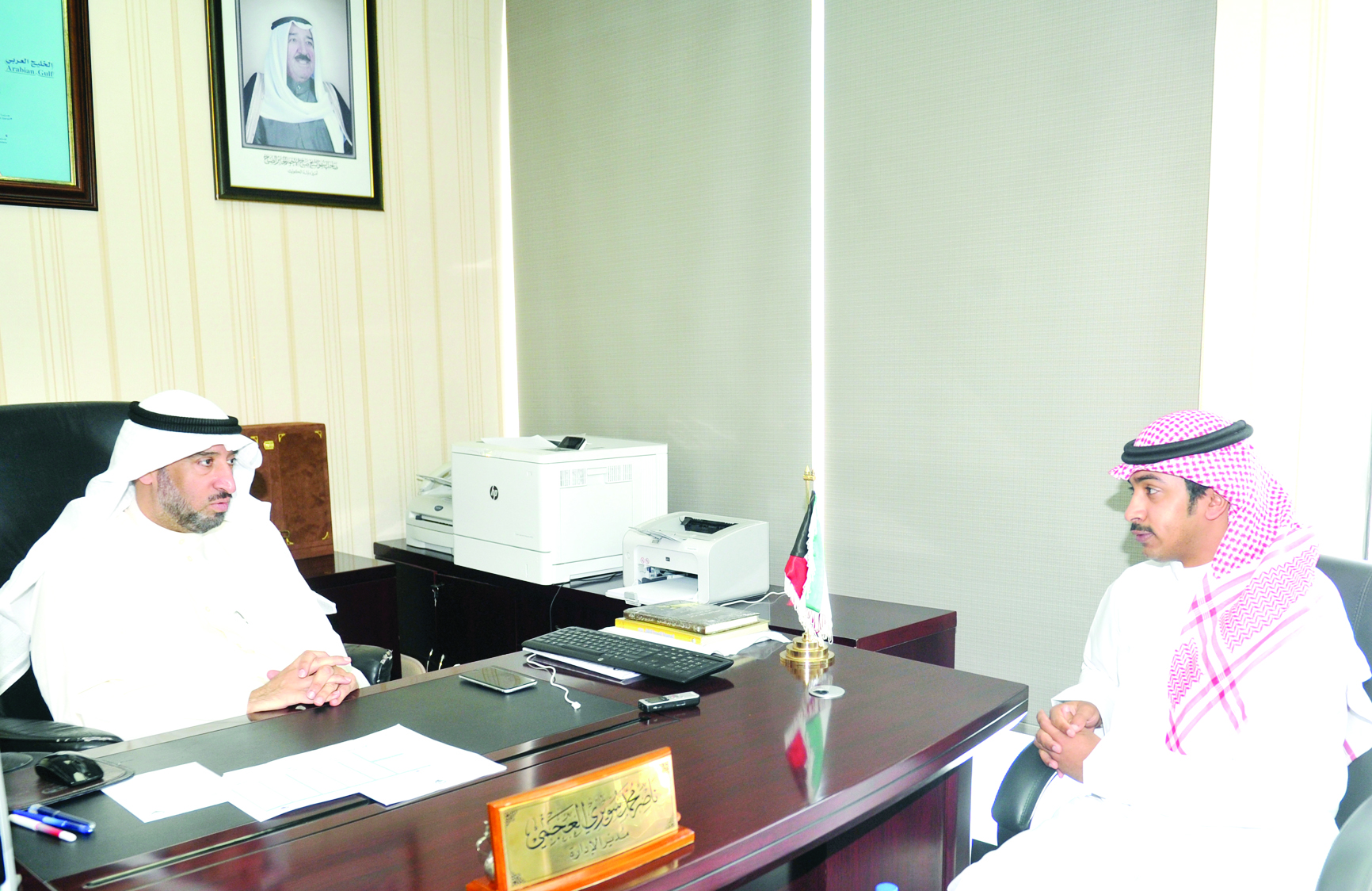 العجمي متحدثا للزميل ناصر المحيسن 	(تصوير سعد هنداوي)