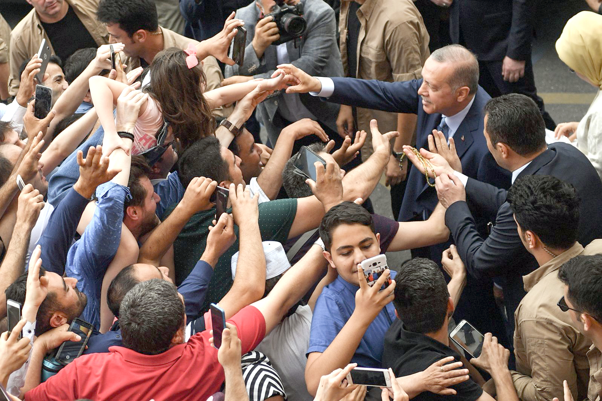 أردوغان وسط أنصاره بعد الإدلاء بصوته في إسطنبول 		(ا ف ب)