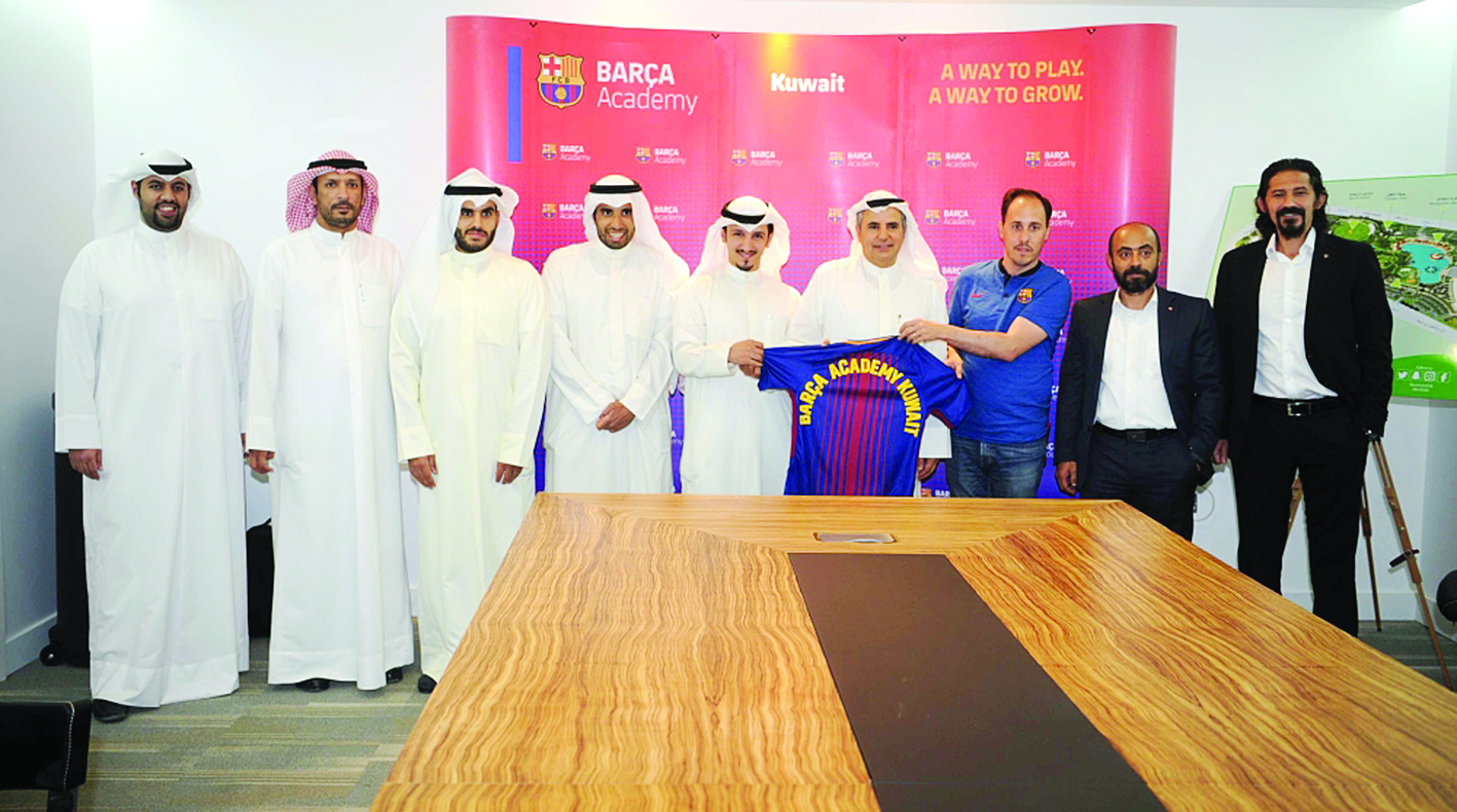 المدير التنفيذي للأكاديمية غسان الإبراهيم متوسطاً الجهازين الإداري والفني 	   (تصوير طارق عزالدين)