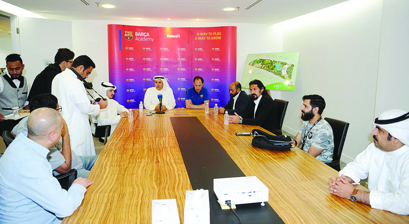 جانب من المؤتمر الصحافي 